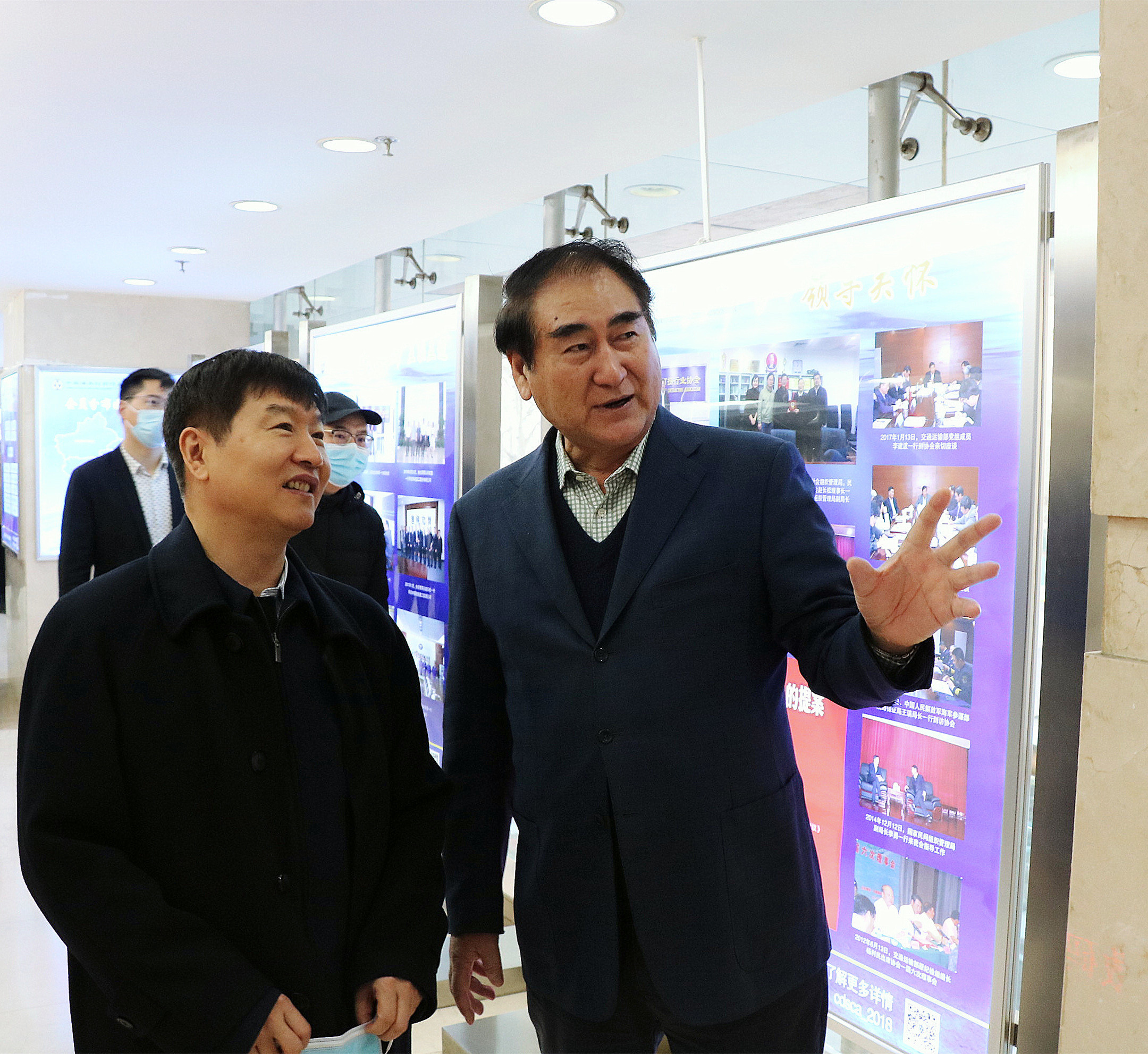 宋家慧理事长向刘小明副部长介绍协会发展历程.jpg